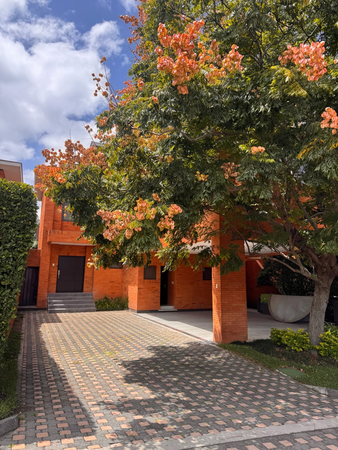 Casa en renta con remodelación Condominio La Joya zona 10 — foto 1 de 11
